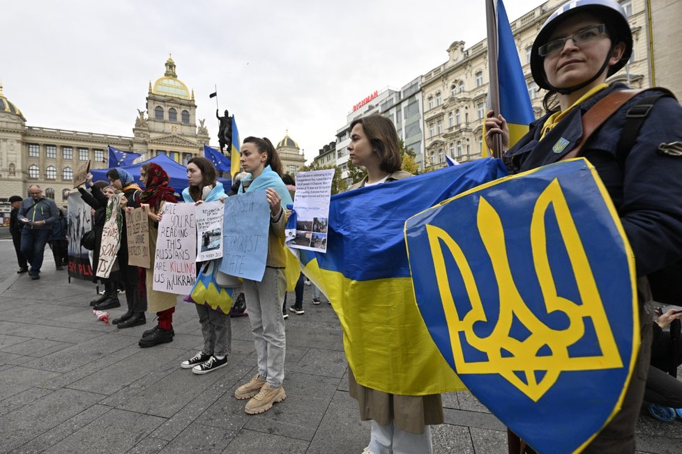 Na Václavském náměstí demonstrují stovky lidí na podporu Ukrajiny
