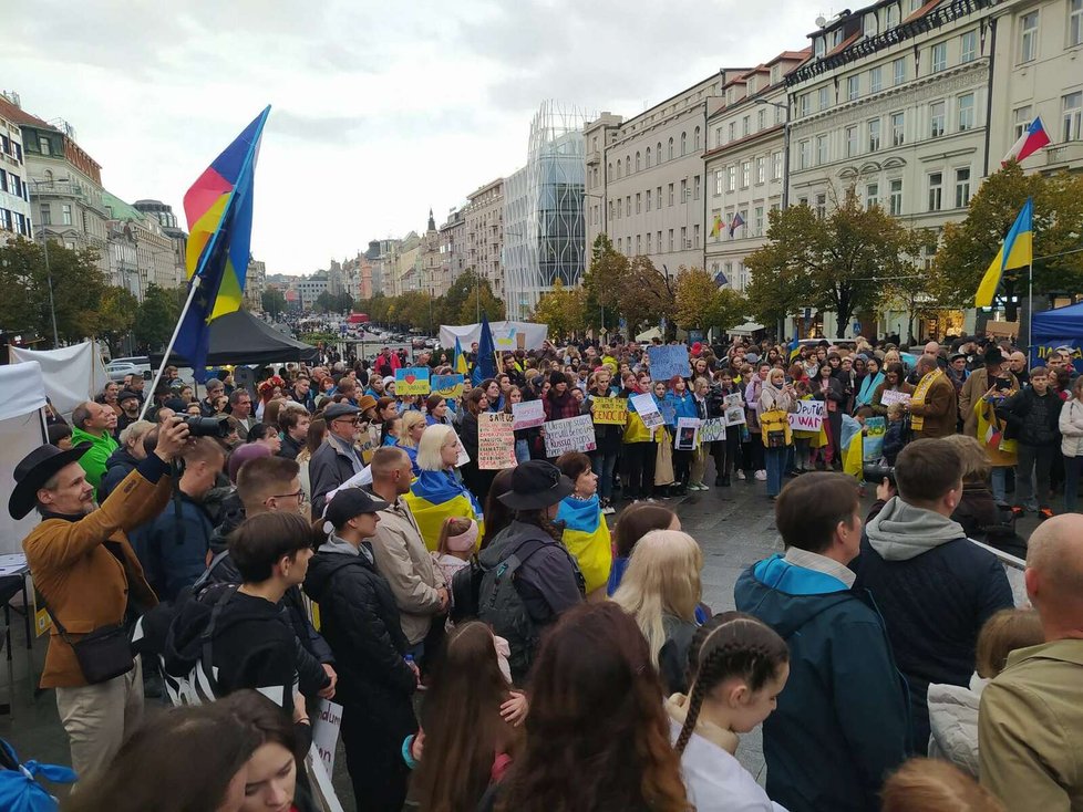 Na Václavském náměstí demonstrovaly stovky lidí na podporu Ukrajiny