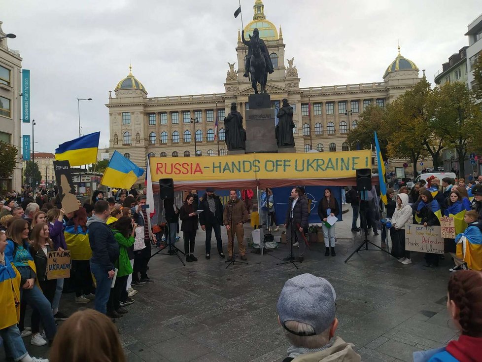 Na Václavském náměstí demonstrovaly stovky lidí na podporu Ukrajiny