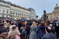 Demonstrace na Václaváku za Ukrajinu: Bolí nás, že nemůžeme být na místě! Praha: Darujeme 10 milionů!