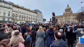 Demonstrace na Václaváku za Ukrajinu: Bolí nás, že nemůžeme být na místě! Praha: Darujeme 10 milionů!