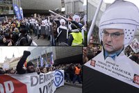 Jako v listopadu 1989: Demonstranti šli proti Kalouskovi s obuškem