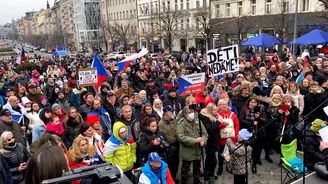 Demonstrace na Václaváku: Respirátory nefungují, trestní oznámení na doktory i revoluce