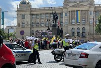 Řidiči musí objíždět Václavské náměstí: Dopravu komplikují protestující zemědělci