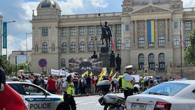 Řidiči musí objíždět Václavské náměstí: Dopravu komplikují protestující zemědělci