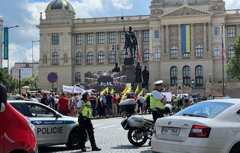 Řidiči musí objíždět Václavské náměstí: Dopravu komplikují protestující zemědělci