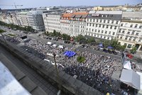 V centru Prahy se sešel další protest proti Babišovi. Demonstranti vystavili vládě symbolický účet