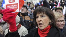 Varšava dál odmítá uznat výrok ústavního soudu, v nových demonstracích protestuje až 50 tisíc lidí