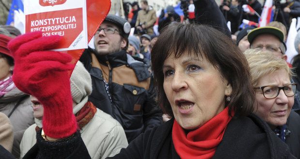 Na 50 tisíc Poláků vystavilo vládě červenou. Premiérka ignoruje ústavní soud