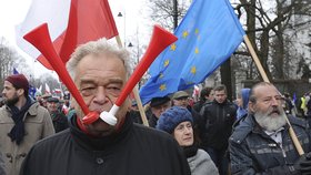 Varšava dál odmítá uznat výrok ústavního soudu, v nových demonstracích protestuje až 50 tisíc lidí
