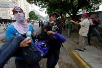 Z porodnice ve Venezuele evakuovali 54 dětí. A po protestech jsou další mrtví