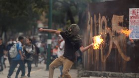 Protesty ve Venezuele, kde lidé od začátku měsíce demonstrují za předčasné volby a dodržování demokracie, si v noci na pátek vyžádaly další oběť.