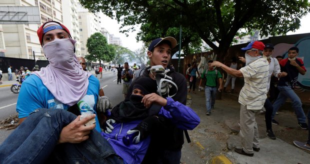Z porodnice ve Venezuele evakuovali 54 dětí. A po protestech jsou další mrtví