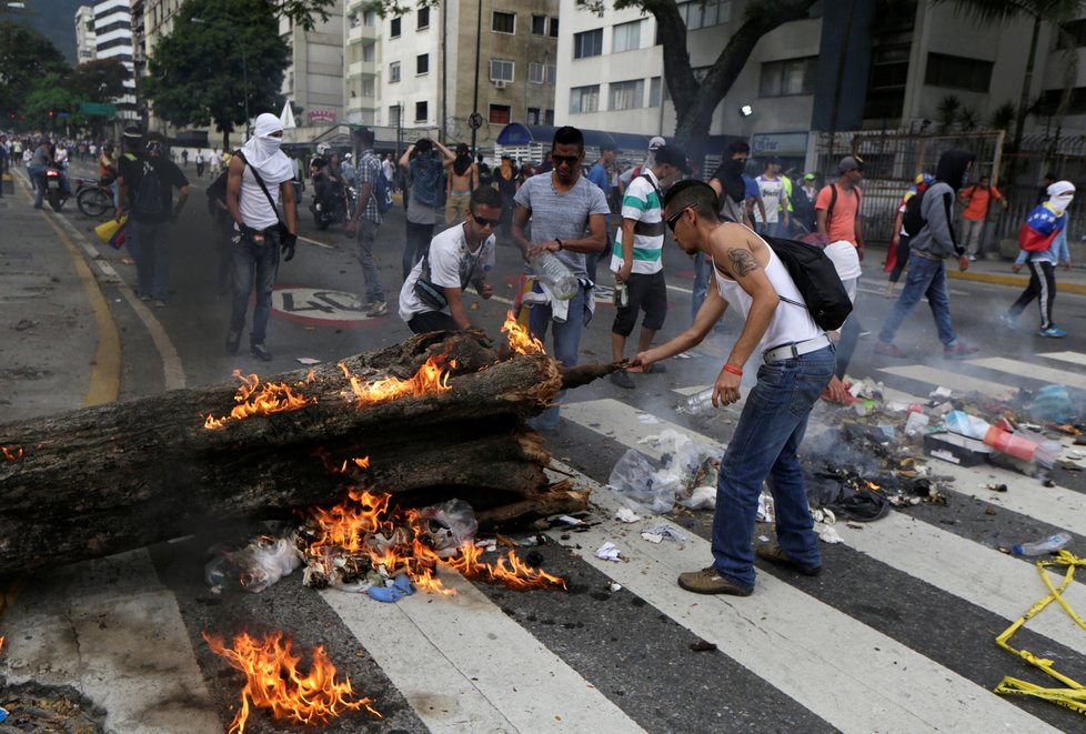 Protesty ve Venezuele, kde lidé od začátku měsíce demonstrují za předčasné volby a dodržování demokracie, si v noci na pátek vyžádaly další oběť.