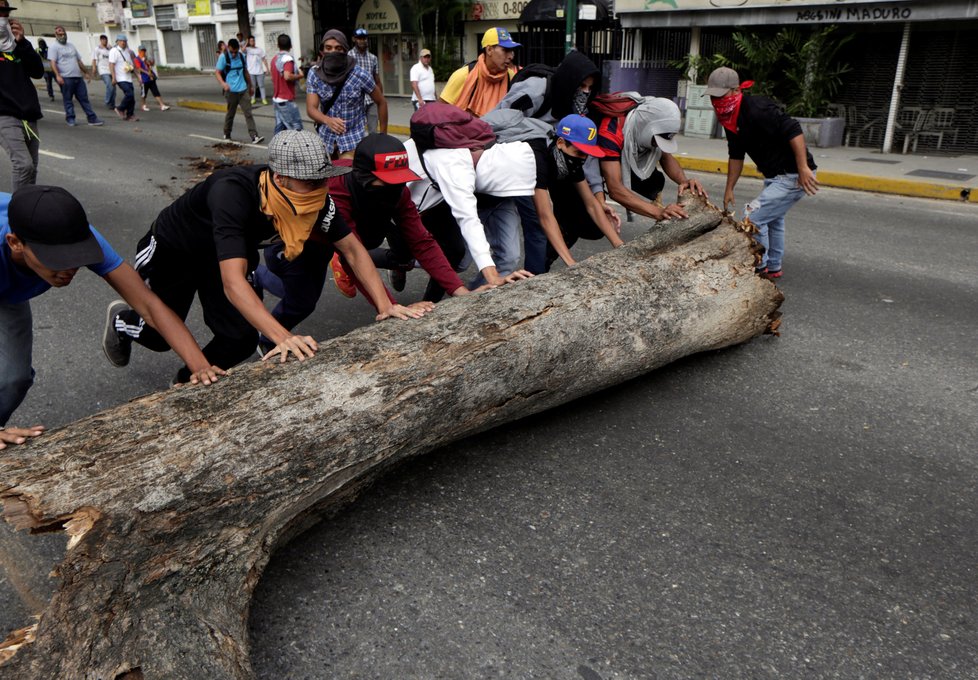 Protesty ve Venezuele, kde lidé od začátku měsíce demonstrují za předčasné volby a dodržování demokracie, si v noci na pátek vyžádaly další oběť.