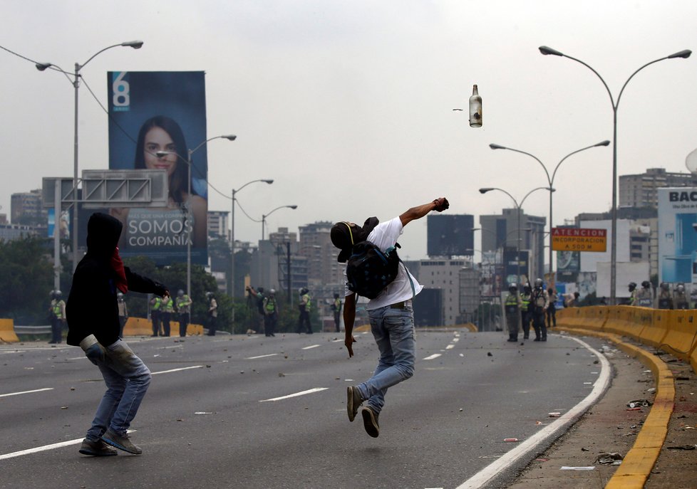 Protesty ve Venezuele, kde lidé od začátku měsíce demonstrují za předčasné volby a dodržování demokracie, si v noci na pátek vyžádaly další oběť.