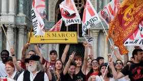 Tisíce Benátčanů demonstrovaly proti obřím lodím ve svém městě