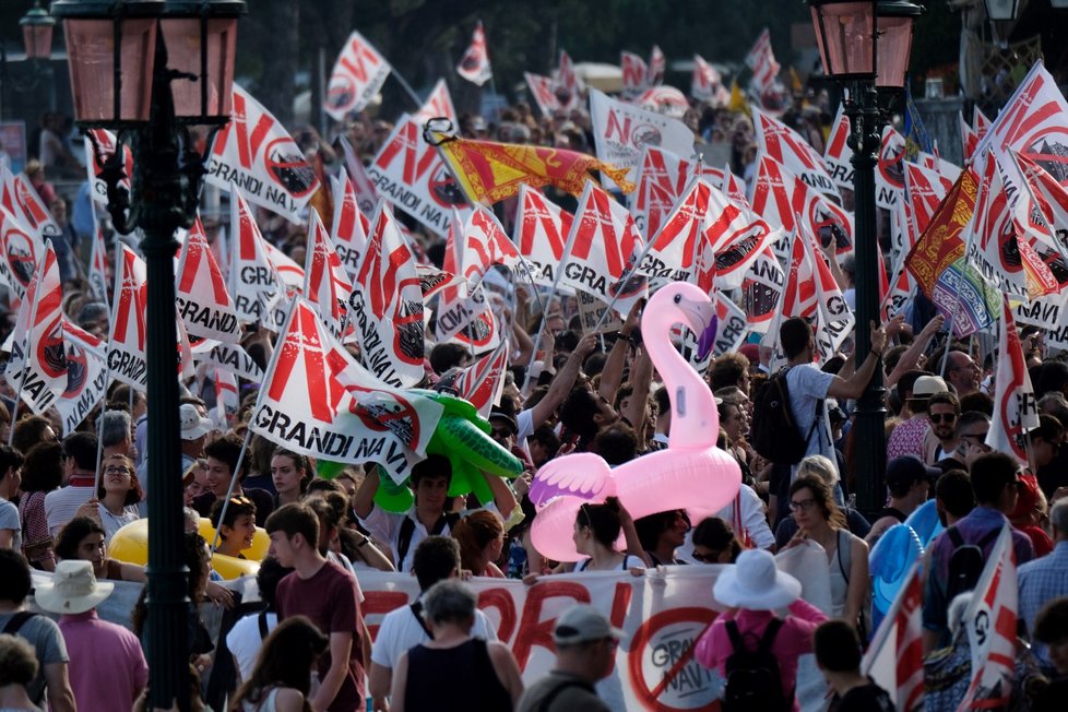 Tisíce Benátčanů demonstrovaly proti obřím lodím ve svém městě