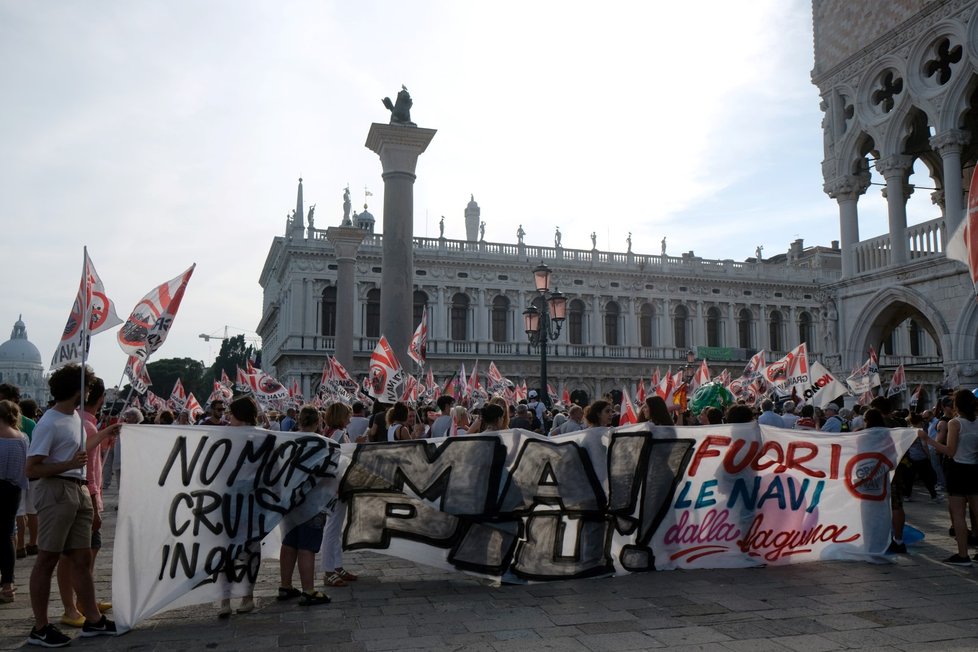 Tisíce Benátčanů demonstrovaly proti obřím lodím ve svém městě