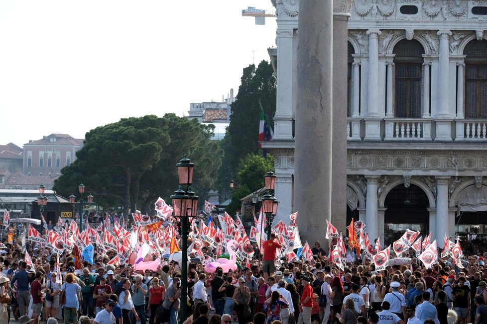 Tisíce Benátčanů demonstrovaly proti obřím lodím ve svém městě.