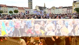 Demonstrace na podporu veřejnoprávních médií v Českých Budějovicích (17.5.2026)