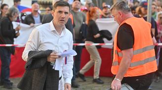 Vlastenci v čele s Vrabelem opět protestují, vadí jim neplnění předvolebních slibů. Glosujeme živě Vlastenci v čele s Vrabelem opět protestují, vadí jim neplnění předvolebních slibů. Glosujeme živě