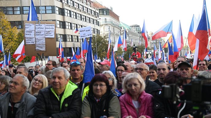 Protivládní demonstrace v Praze na Václavském náměstí (28.10.2022). Mnoho účastníků má české vlajky, drží transparenty proti vládě, válce i EU.