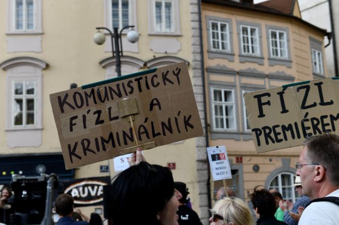 Demonstrace svolaná skupinou AUVA proti vládě s podporou komunistů se konala 11. července na Malostranském náměstí v Praze