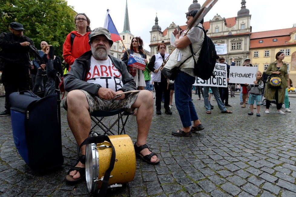 Demonstrace svolaná skupinou AUVA proti vládě s podporou komunistů se konala 11. července na Malostranském náměstí v Praze