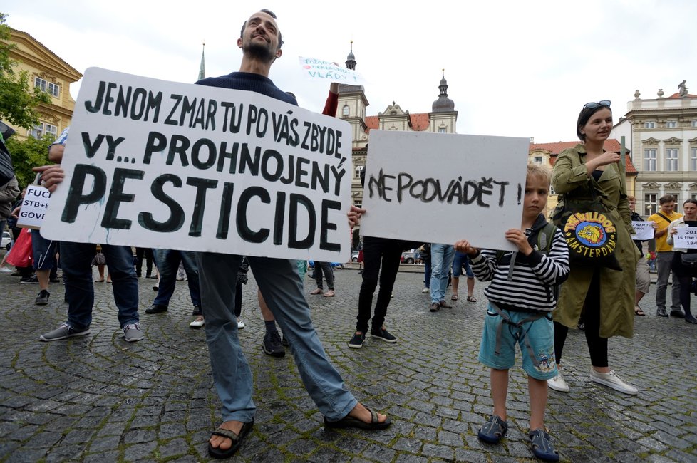 Demonstrace svolaná skupinou AUVA proti vládě s podporou komunistů se konala 11. července na Malostranském náměstí v Praze