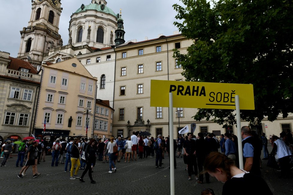 Demonstrace svolaná skupinou AUVA proti vládě s podporou komunistů se konala 11. července na Malostranském náměstí v Praze.