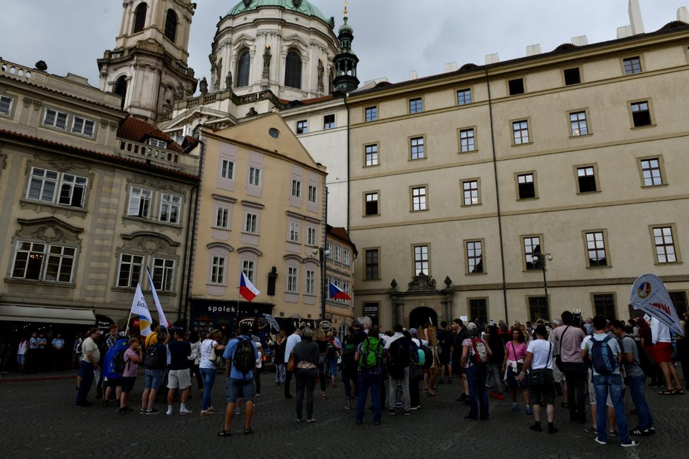 Demonstrace svolaná skupinou AUVA proti vládě s podporou komunistů se konala 11. července na Malostranském náměstí v Praze.