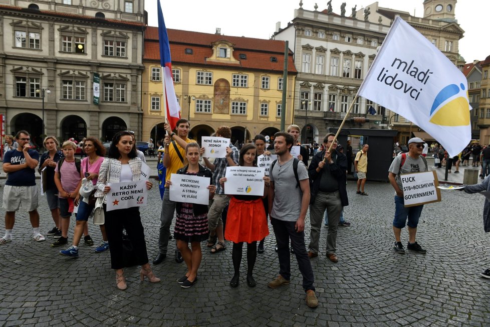 Demonstrace svolaná skupinou AUVA proti vládě s podporou komunistů se konala 11. července na Malostranském náměstí v Praze.