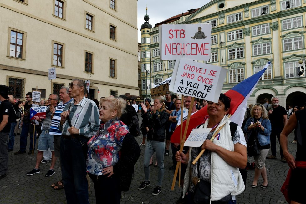 Demonstrace svolaná skupinou AUVA proti vládě s podporou komunistů se konala 11. července na Malostranském náměstí v Praze.