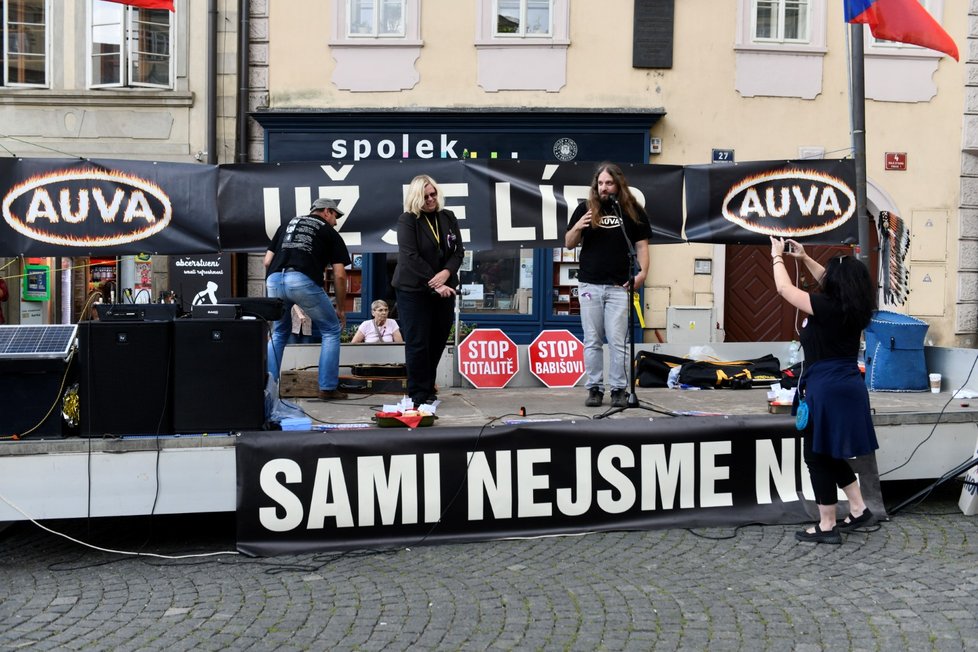 Demonstrace svolaná skupinou AUVA proti vládě s podporou komunistů se konala 11. července na Malostranském náměstí v Praze.