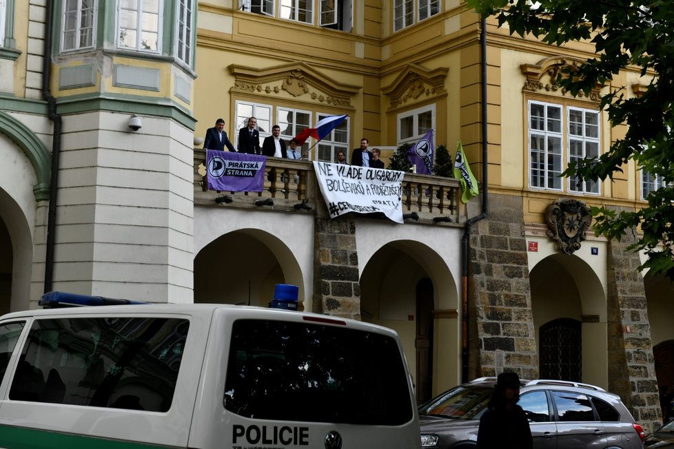 Demonstrace svolaná skupinou AUVA proti vládě s podporou komunistů se konala 11. července na Malostranském náměstí v Praze