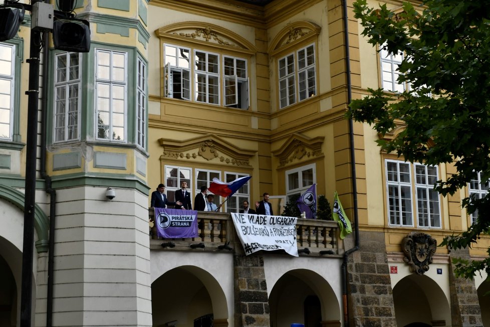 Demonstrace svolaná skupinou AUVA proti vládě s podporou komunistů se konala 11. července na Malostranském náměstí v Praze