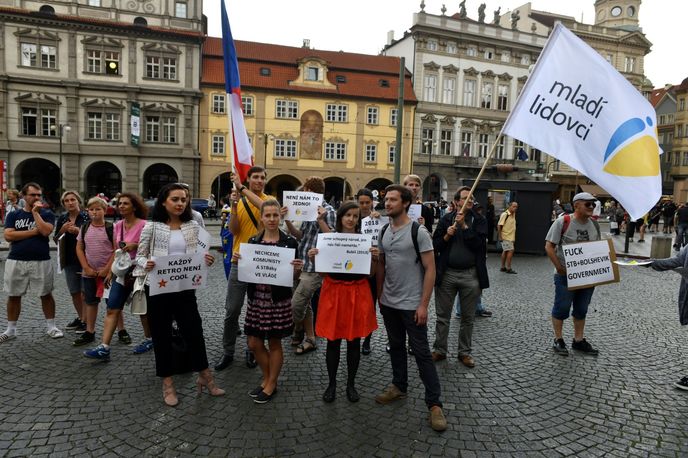 Demonstrace svolaná skupinou AUVA proti vládě s podporou komunistů se konala 11. července na Malostranském náměstí v Praze Demonstrace svolaná skupinou AUVA proti vládě s podporou komunistů se konala 11. července na Malostranském náměstí v Praze