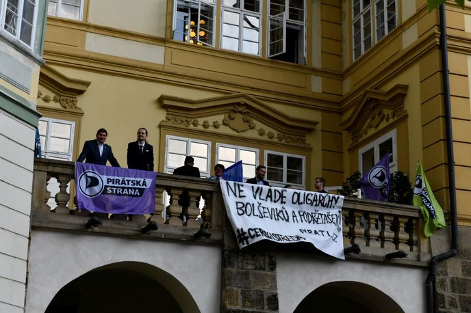 Demonstrace svolaná skupinou AUVA proti vládě s podporou komunistů se konala 11. července na Malostranském náměstí v Praze Demonstrace svolaná skupinou AUVA proti vládě s podporou komunistů se konala 11. července na Malostranském náměstí v Praze