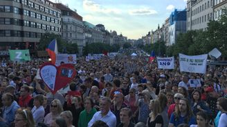 Na Václavském náměstí se opět protestovalo. Vystoupil falešný Babiš, průvod vyrazil na Hrad