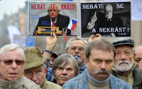 Od demonstrantů to "schytal" i Václav Klaus