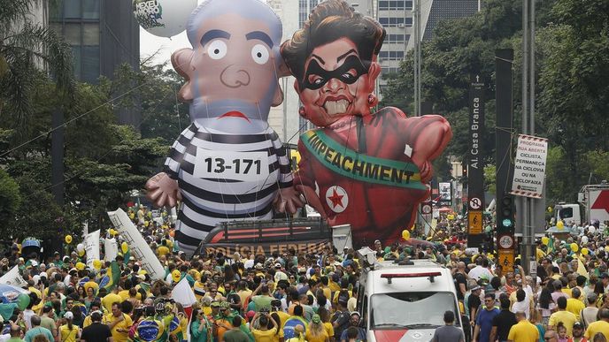 Demonstrace za odstoupení brazilské prezidentky Dilmy Rousseffové