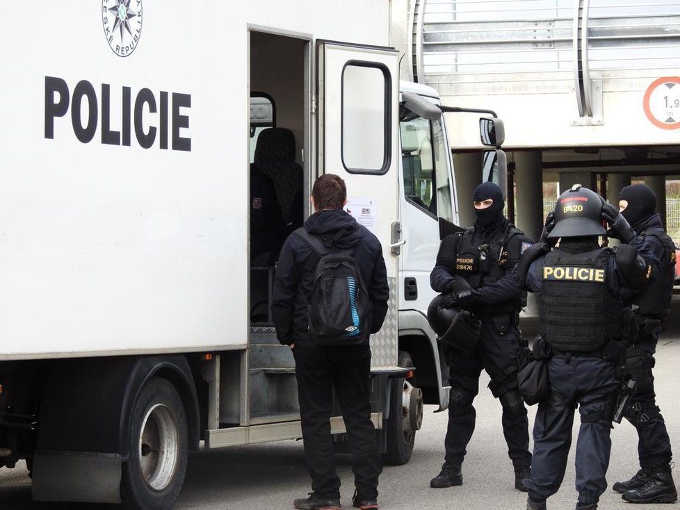 V Letňanech došlo k prvnímu zadržení. Policie u několika z fotbalových chuligánů našla zbraně.