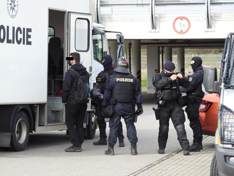 V Letňanech došlo k prvnímu zadržení. Policie u několika z fotbalových chuligánů našla zbraně.