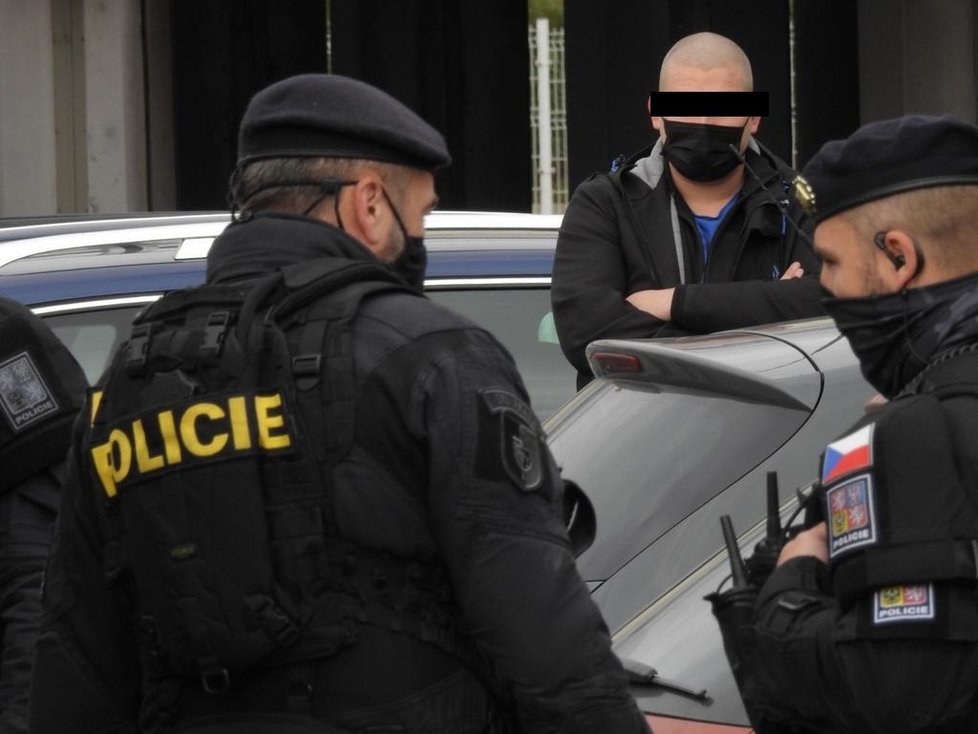 V Letňanech došlo k prvnímu zadržení. Policie u několika z fotbalových chuligánů našla zbraně.
