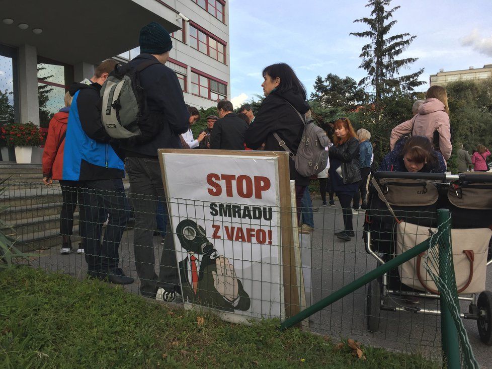 Demonstrace proti zápachu z výroby psích granulí na západě Prahy.