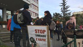 Demonstrace proti zápachu z výroby psích granulí na západě Prahy