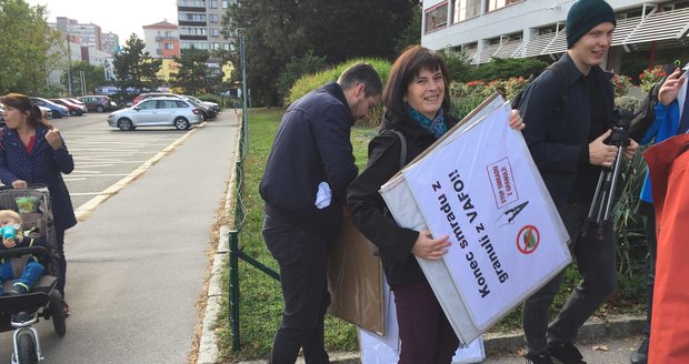 Demonstrace proti zápachu z výroby psích granulí na západě Prahy