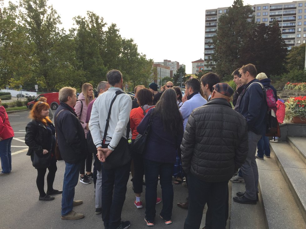 Demonstrace proti zápachu z výroby psích granulí na západě Prahy