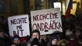 Demonstrace v Olomouci proti Zdeňkovi Ondráčkovi (KSČM) v čele komise pro kontrolu GIBS (5. 3. 2018)